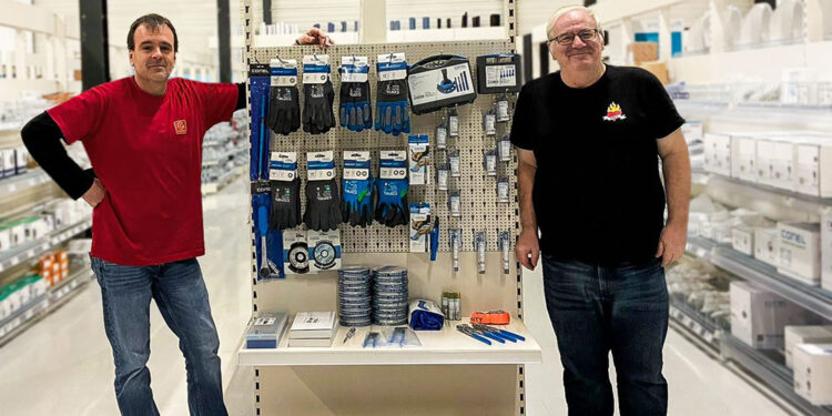 Thomas Bauer (links) und Manfred Fritz stehen in Parndorf bereit; Foto: GC Gruppe Österreich